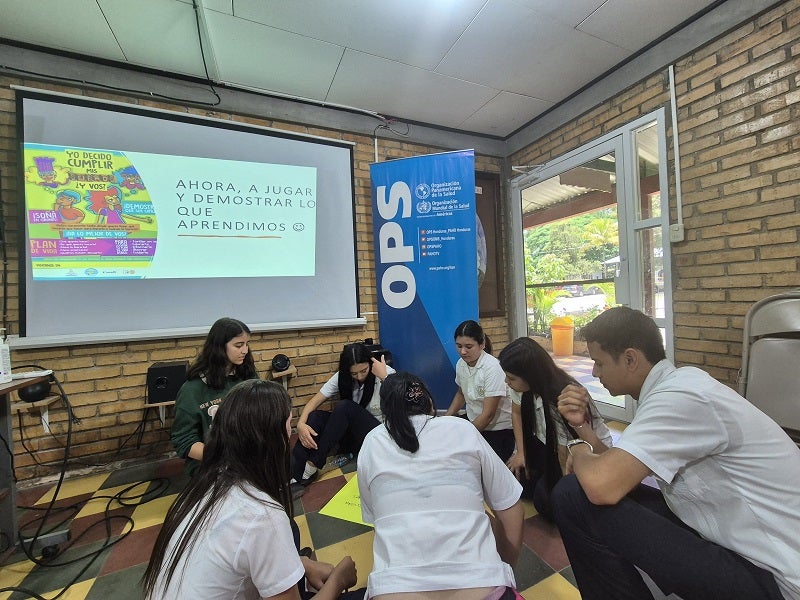 Jóvenes en actividades lúdicas aprendiendo a cuidar su salud