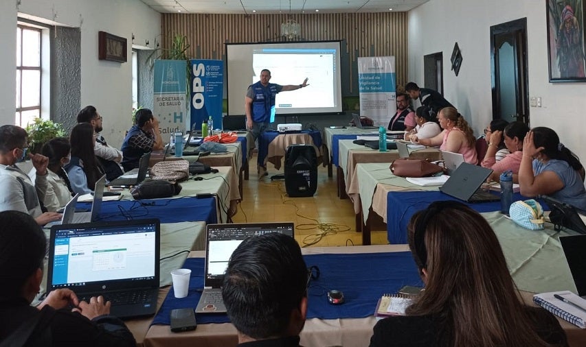 Wolfran Silva capacitando en Intibucá