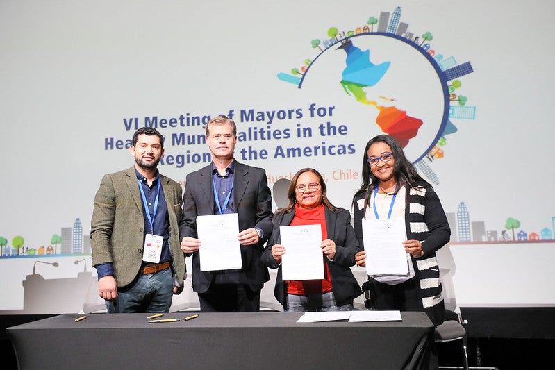 Mayors and members of the Executive Committee present the Huechuraba Declaration