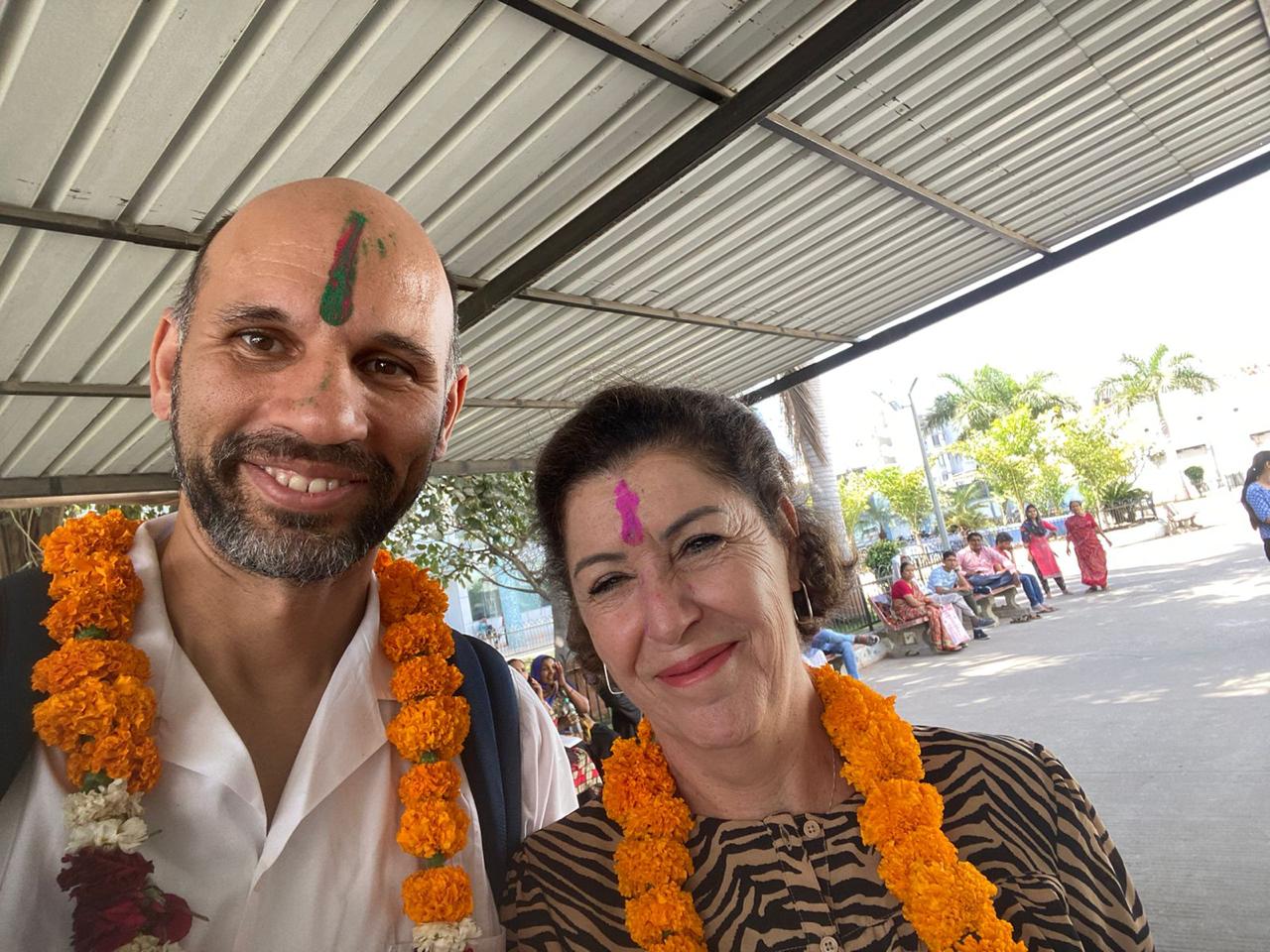 João Paulo Souza, BIREME's director, and Verônica Abdala, manager of Information Products and Services at BIREME, during a visit to the ITRA Hospital – Institute of Teaching and Research on Ayurveda, in Jamnagar, India (March 2024).