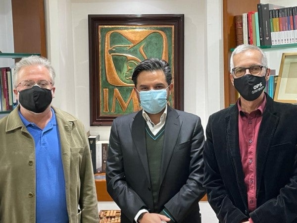 Representante interino de OPS/OMS en México y el Director General del IMSS