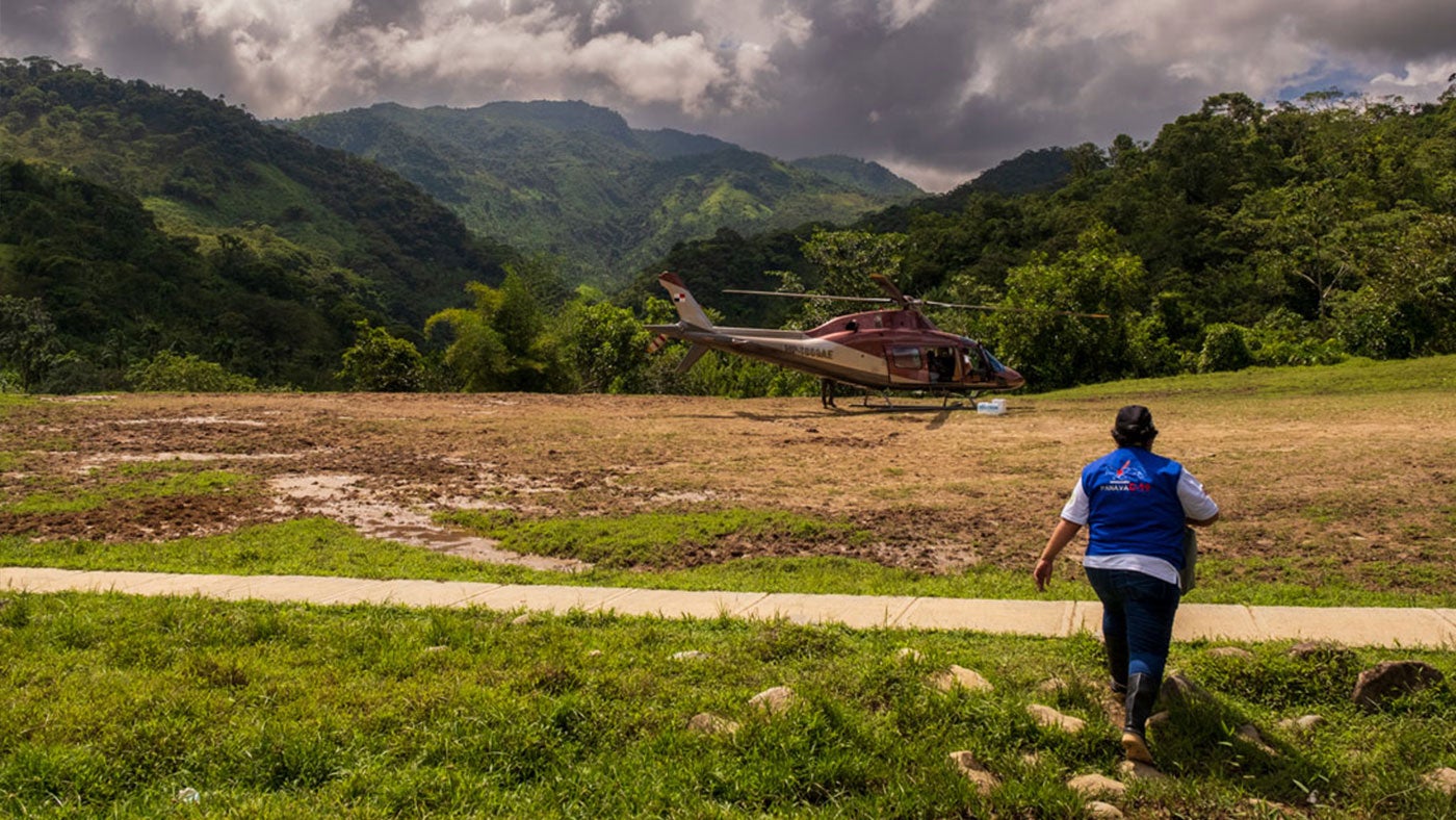 A helicopter take vaccines to the community of Coronte, in the indigenous territory of Ngäbe Buglé in Panama, in October 2021. (Gerardo Cárdenas/PAHO)