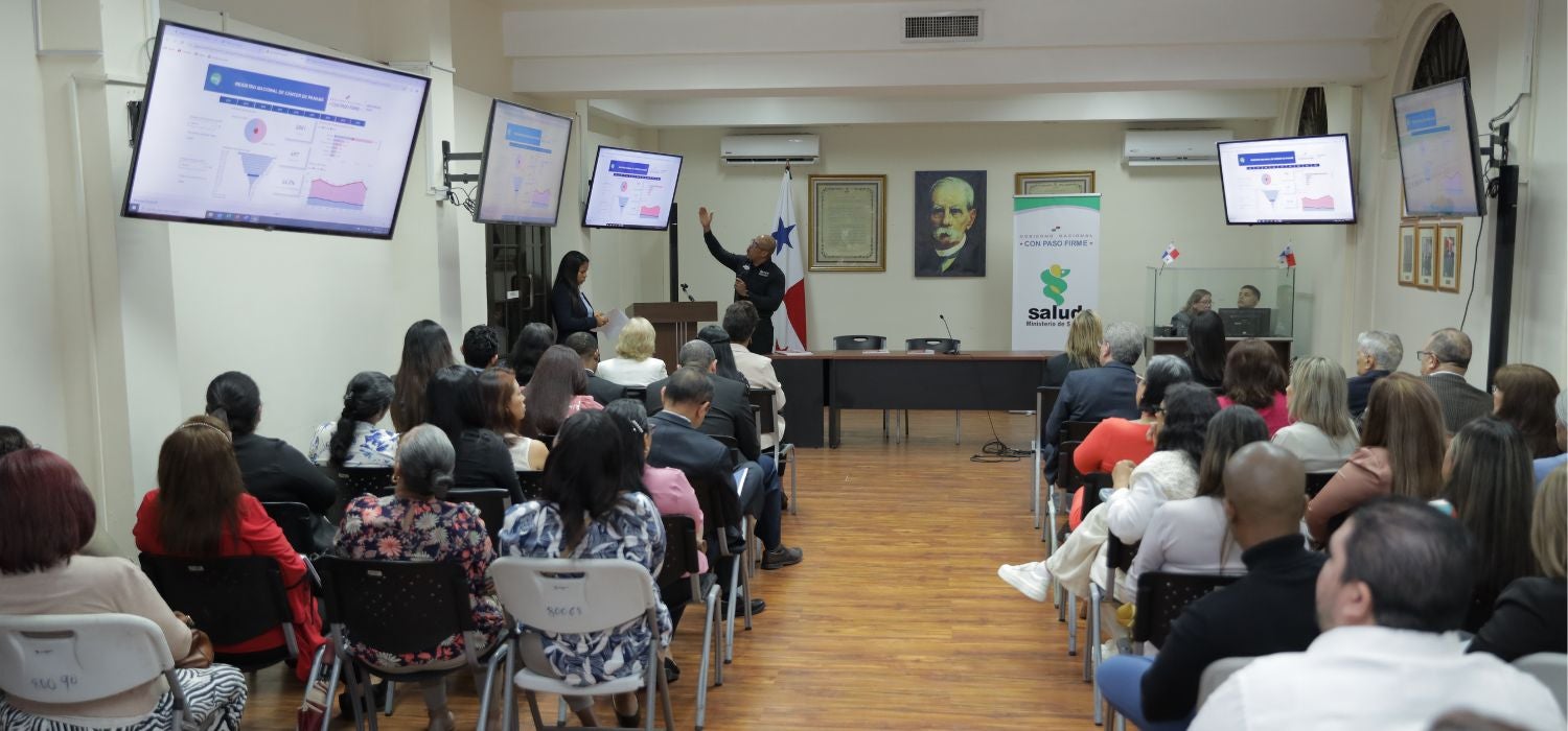 Foto que muestra a un experto, desarrollando explicación del uso de la herramienta. Lanzamiento del Registro Nacional de Enfermedades No Transmisibles (RENENT) y del Observatorio Nacional del Cáncer en Panamá, dos herramientas tecnológicas que marcarán un hito en el control de enfermedades no transmisibles (ENTs), como el cáncer, la diabetes, las enfermedades cardiovasculares, la obesidad, entre otras.