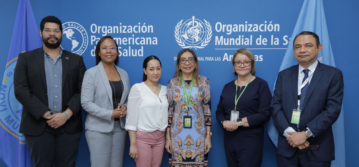 Foto grupal - La Organización Panamericana de la Salud/Organización Mundial de la Salud (OPS/OMS) tuvo el honor de reunir a destacados representantes del Ministerio de Salud (MINSA), Hospital del Niño y Hospital San Miguel Arcángel, el 19 de agosto en la oficina de la OPS/OMS, para presentar una innovadora herramienta destinada a elevar la calidad de los servicios farmacéuticos en el país.