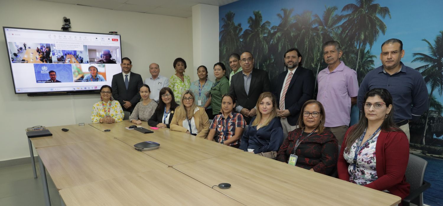 Foto grupal - participantes del taller de presentación de las cuentas WASH (por sus siglas en inglés), promovido por la Organización Panamericana de la Salud/Organización Mundial de la Salud (OPS/OMS) para apoyar a Panamá en el desarrollo de una herramienta fundamental para mejorar la gestión de los recursos hídricos y garantizar el acceso a servicios de Agua, Saneamiento e Higiene (ASH) de calidad.