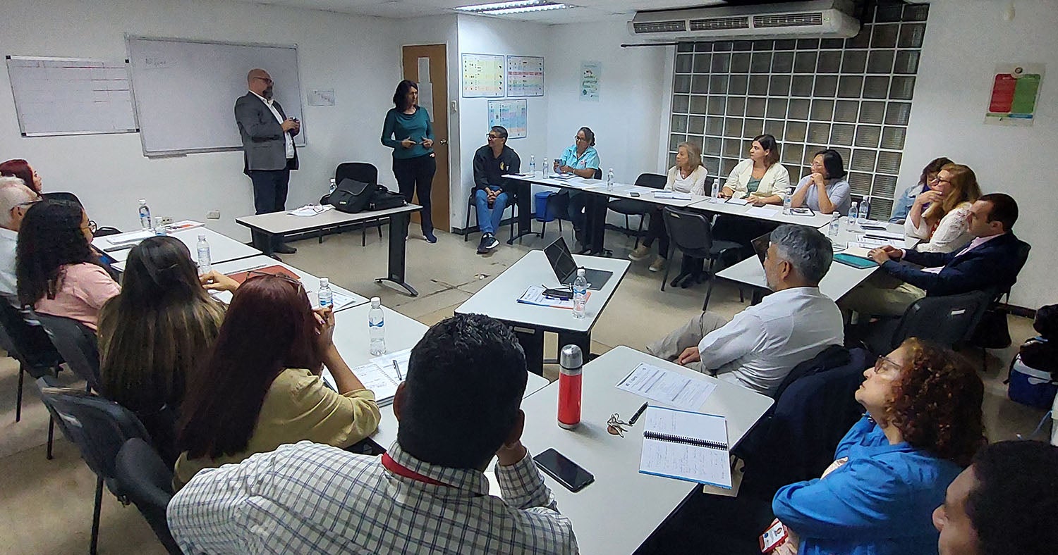 Marco Vigilato, coordinador de Zoonosis y Salud Pública Veterinaria de PANAFTOSA/SPV, en la sede del Ministerio de Salud de Venezuela