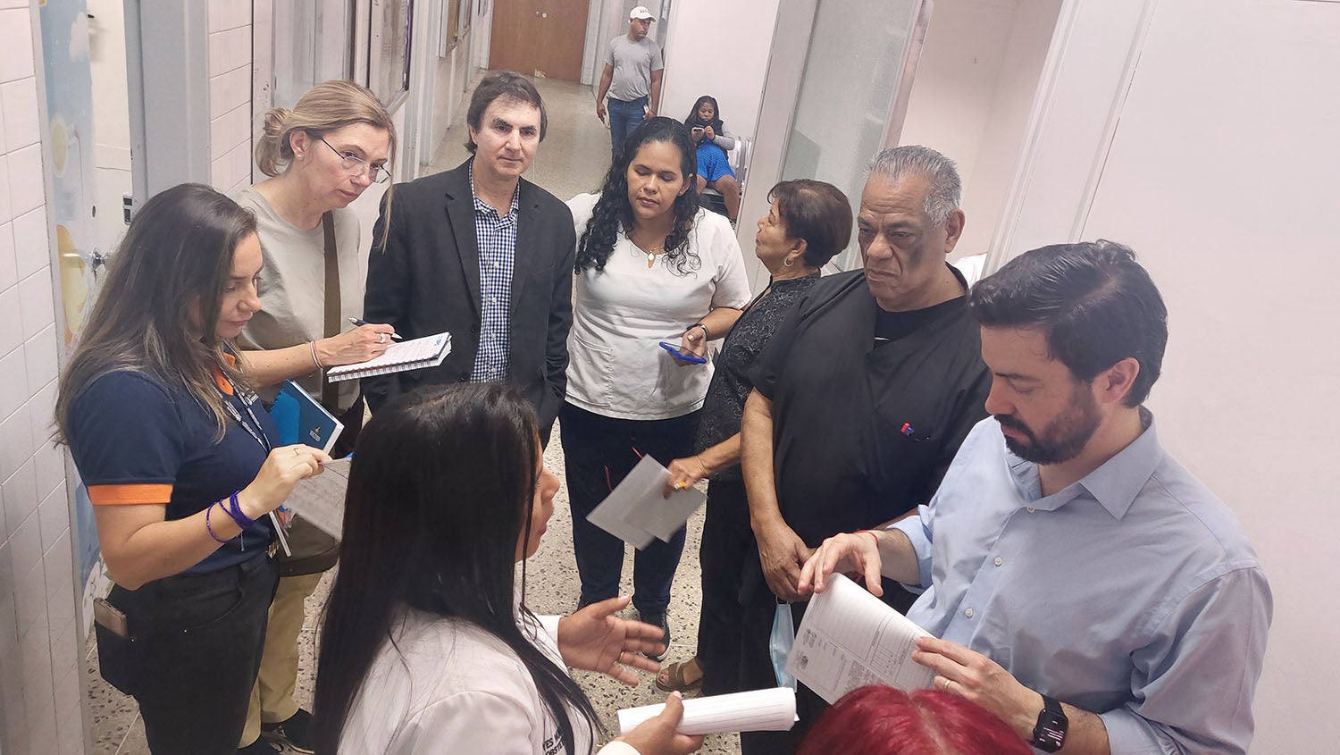 El equipo de EIH mientras recorre las instalaciones del Hospital Materno Infantil del Este, en Caracas
