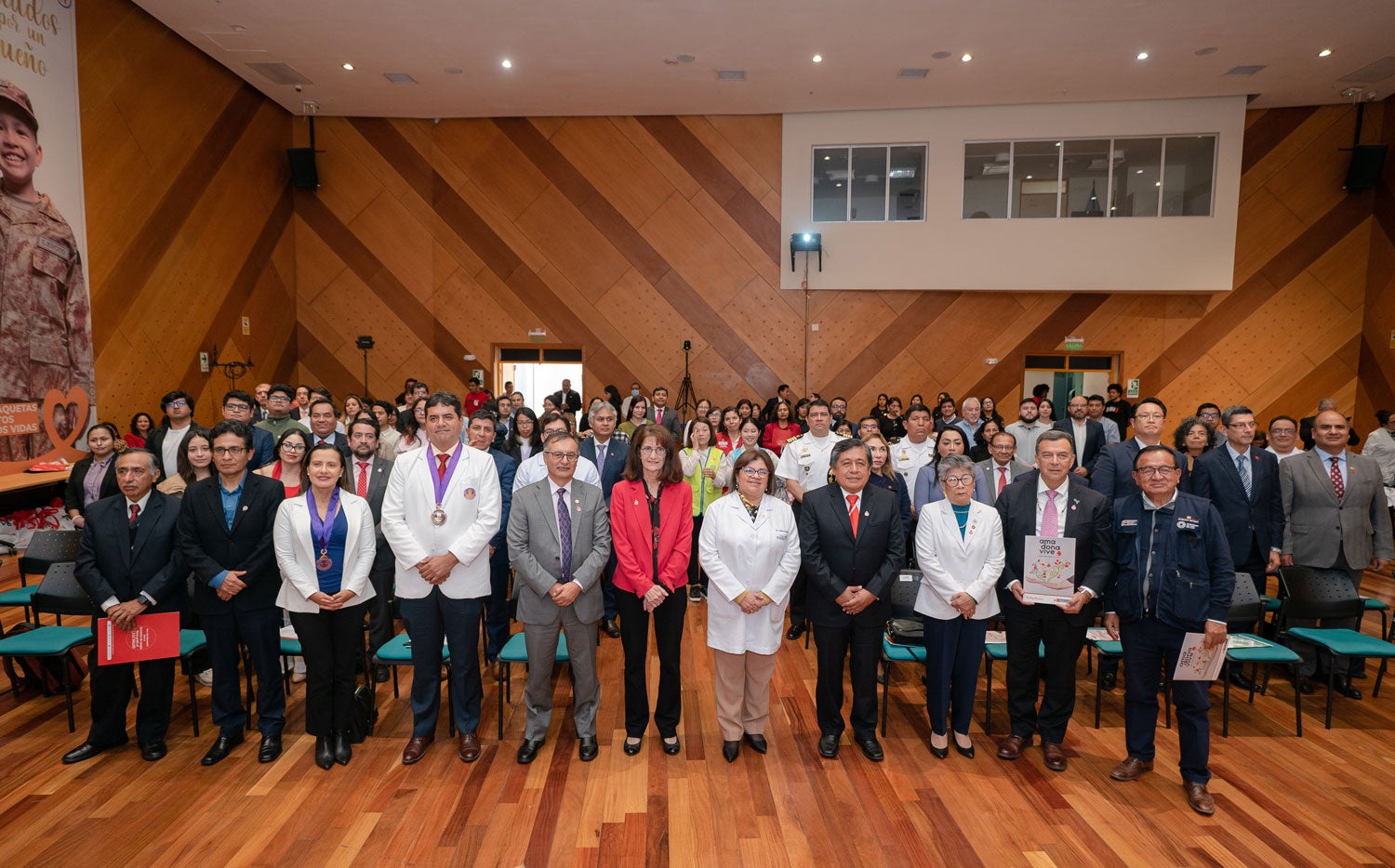 Autoridades y asistentes al evento de celebración
