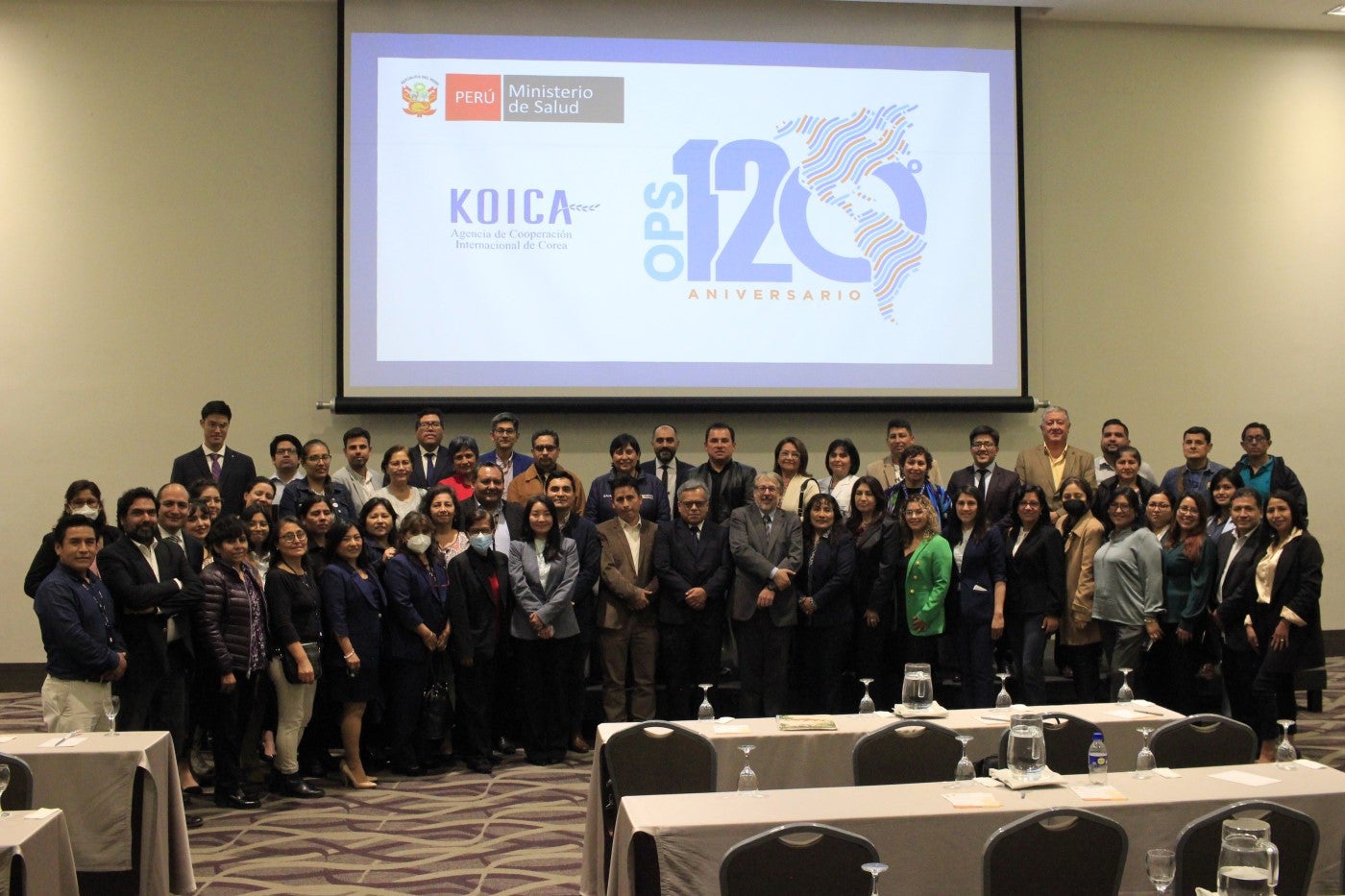 Fotografía final de participantes del evento