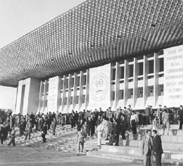 Los delegados se toman un descanso fuera del monumental Centro de Convenciones Lenin de Alma-Ata, con capacidad para 3.000 personas.