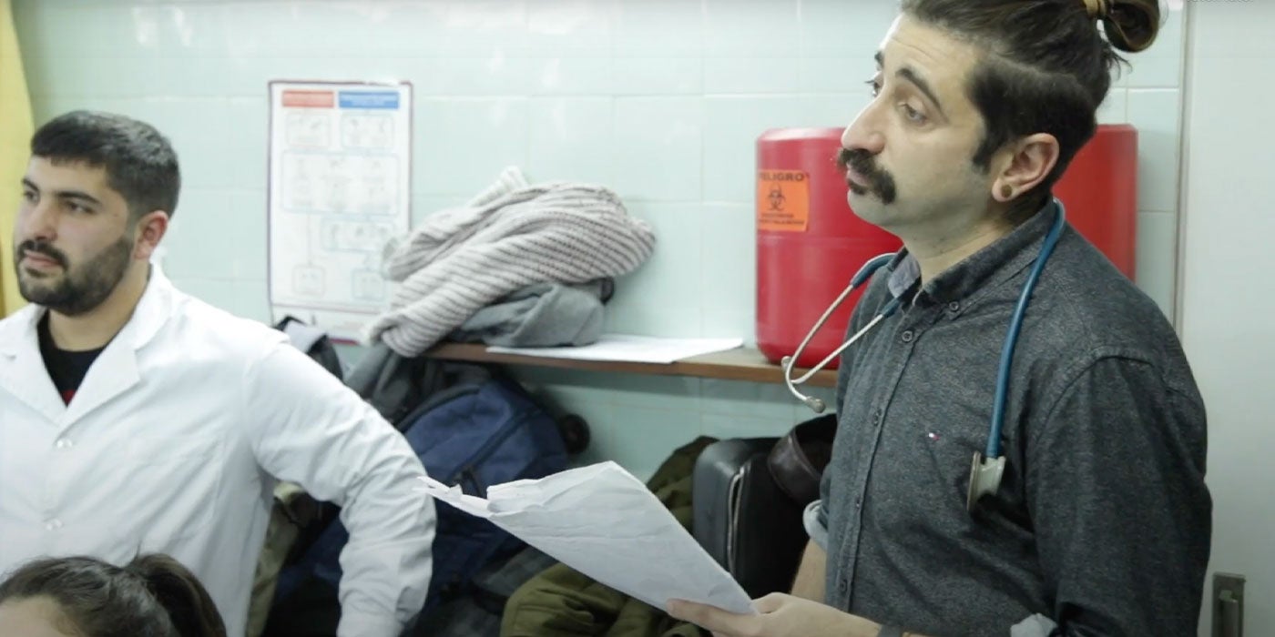 Physician Daniel Márquez trains staff 