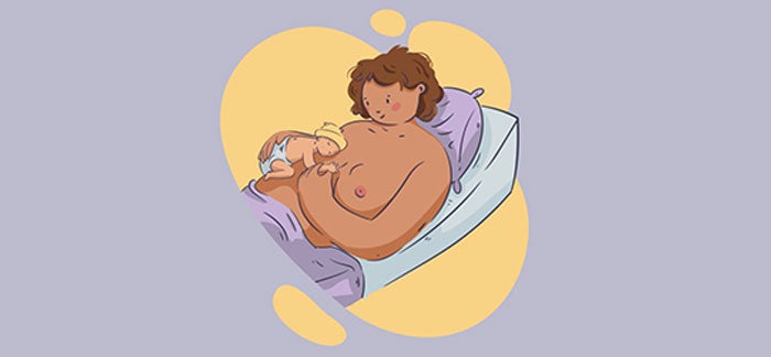 Madre dando de lactar a recién nacido