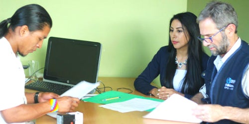 Presidente de la Nacionalidad Achuar del Ecuador firma una carta de consentimiento