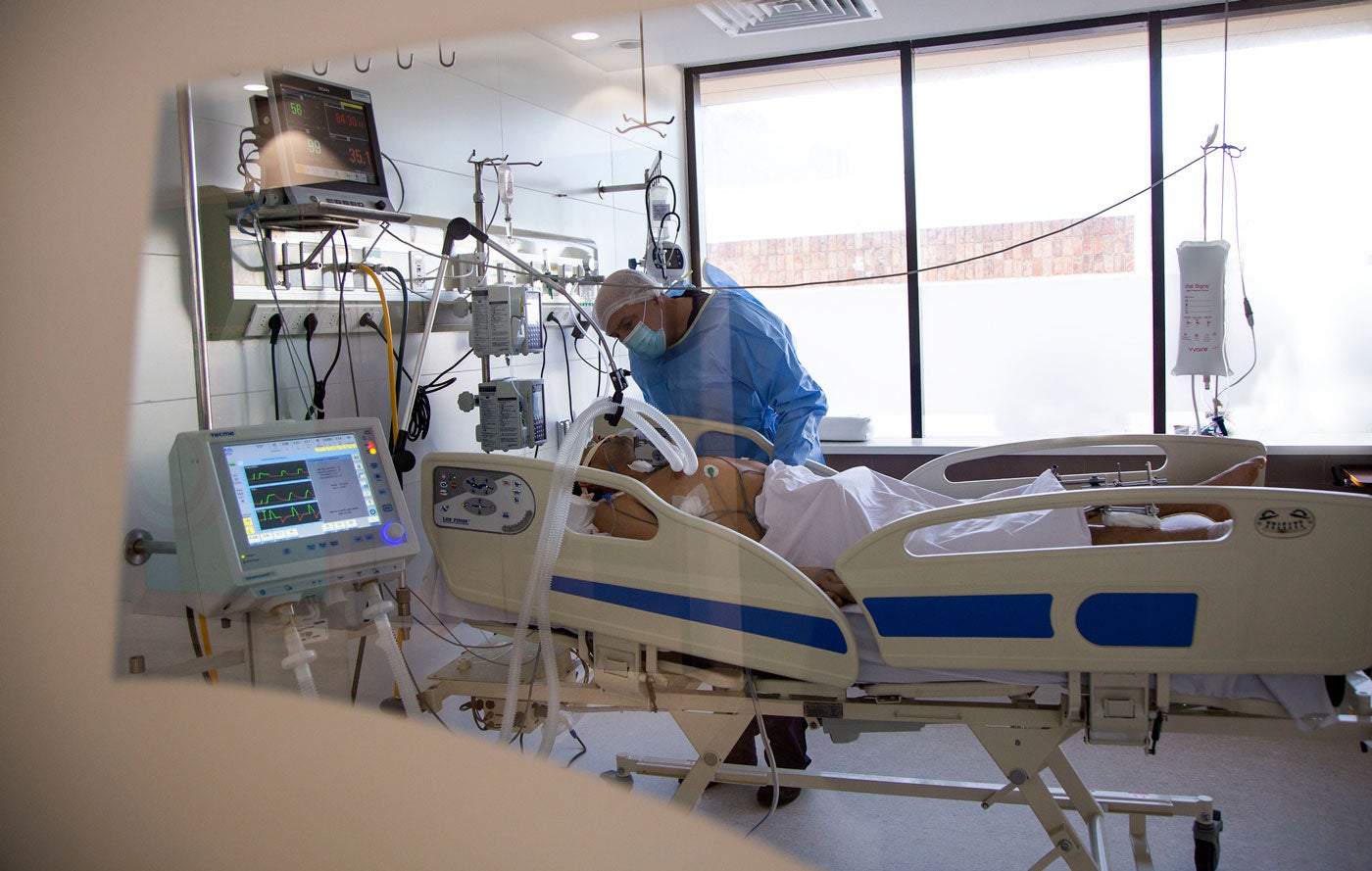 Paciente en hospital recibe atención médica