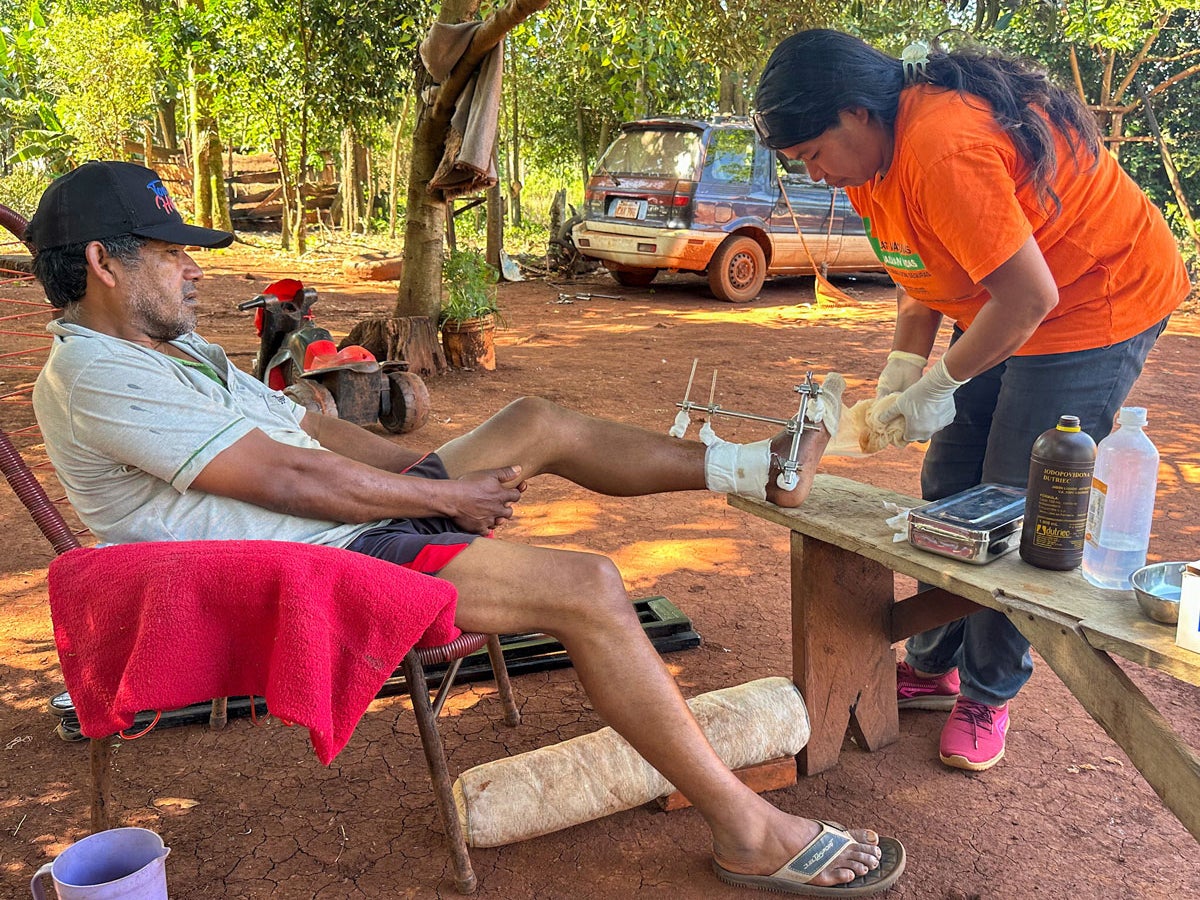 En el dispensario de salud de la comunidad guaraní Tekohá Y’ Apo, Natalia Saucedo brinda atención médica y realiza visitas domiciliarias para curaciones.