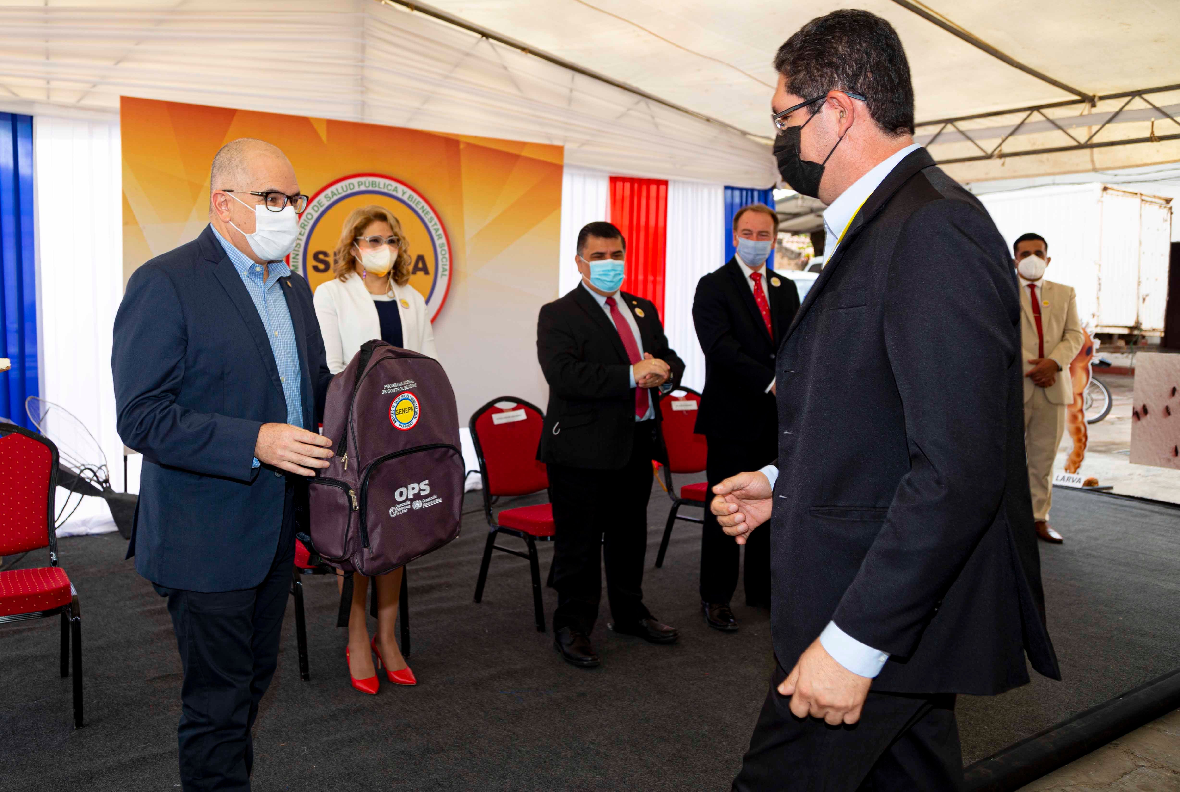 Dr. Romeo Montoya entrega equipos 