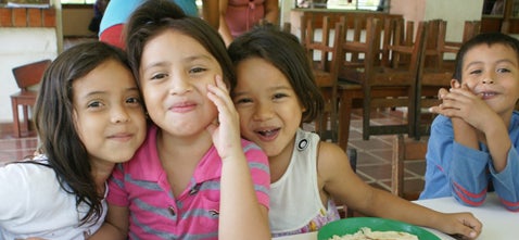 Autoridades sanitarias aprueban estrategia para mejorar la salud integral de los niños en las Américas