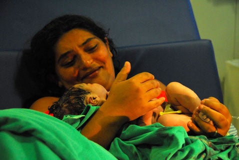 PAHO/WHO presents model legislation on reproductive health and healthy motherhood, with human rights focus 