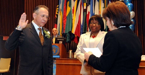 Francisco Becerra, de México,  juró como nuevo Subdirector de la OPS/OMS