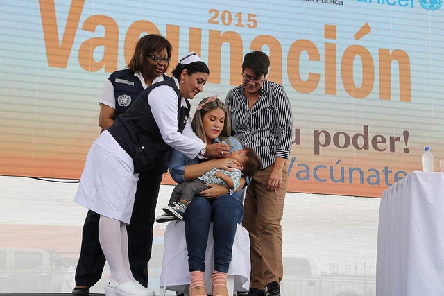 Enfermera del cantón Durán, administró la primera dosis de la vacuna de polio a un niño de la localidad