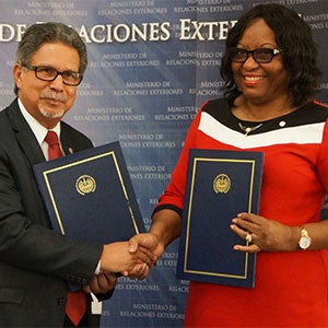 OPS/OMS  y  gobierno de El Salvador firman la Estrategia de Cooperación hasta 2020