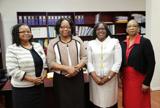 Dra. Etienne, Dra Lewis y autoridades de salud de Guyana