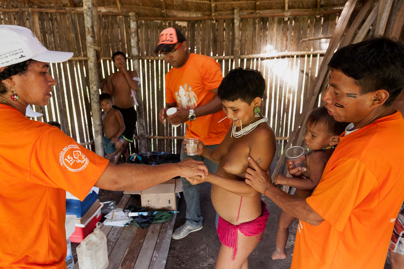 La Secretaría Especial de Salud Indígena (SESAI) de Brasil creó la figura de los agentes indígenas de salud, personas de la comunidad que realizan el vínculo entre salud ancestral y el sistema de salud estatal.