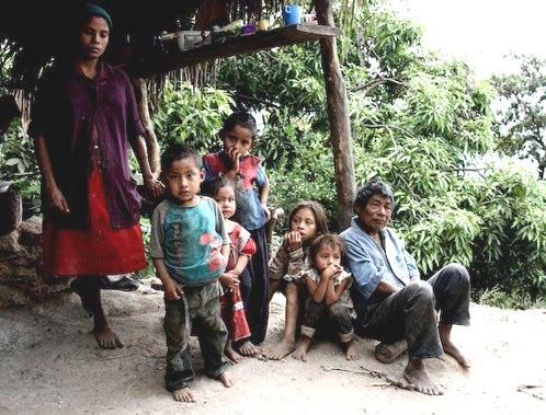 Familia guatemalteca viviendo en pobreza extrema