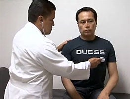 Médico examina a un paciente en México