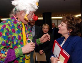 Patch Adams y la Directora de la OPS, Dra. Mirta Roses