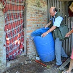 Eliminando agua estancada en los jardínes