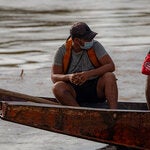 Dos hombres en una canoa