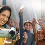 Mujer con cámara de video