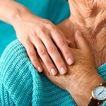 Paciente mayor de la mano con cuidador