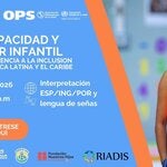 niña con un libro en la mano