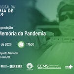 Banner verde del Memorial Digital de la Pandemia de COVID-19 difunde la apertura de la exposición itinerante “La Infinita Memoria de la Pandemia”, el 26 de mayo de 2026, a las 17h, en el Shopping Conjunto Nacional, en Brasilia, con una fotografía de Erbs Junior que muestra a un profesional de la salud sosteniendo una prueba rápida de COVID-19.