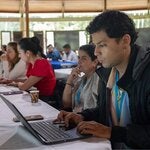 hombre usando computadora