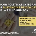 pastillas amarillas en las manos de un médico