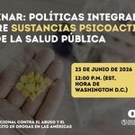 pastillas amarillas en las manos de un médico