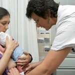 mama con bebe en una cita medica