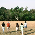 Jóvenes corriendo