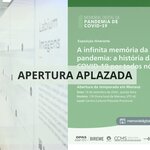 La tarjeta de divulgación informa sobre el aplazamiento de la apertura, en Manaos, de la exposición itinerante “La memoria infinita de la pandemia: la historia de la COVID-19 por todos nosotros, los brasileños”. La imagen muestra a un visitante frente a una instalación de la exposición.