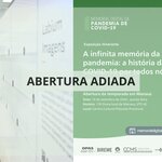 Card de divulgação informa o adiamento da abertura, em Manaus, da exposição itinerante “A Infinita Memória da Pandemia: a história da COVID-19 por todos nós, brasileiros”. A imagem mostra um visitante diante de uma instalação da exposição.
