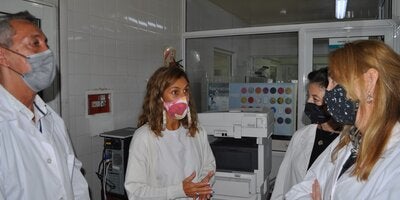 La representante de OPS/OMS en Argentina, Eva Jané Llopis, junto al equipo del LIF