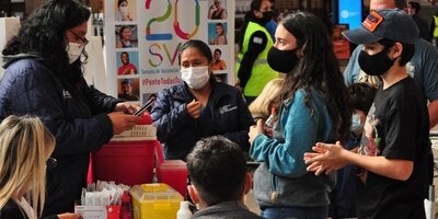 Imagenes del puesto de vacunación ubicado en la estación de ferrocarril Retiro