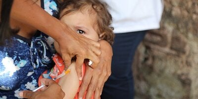 En abril de 2018, las autoridades sanitarias de Venezuela lanzaron una campaña de vacunación para inmunizar a 4,2 millones de niños contra el sarampión, entre las edades de 6 meses y 15 años