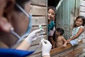Familias reciben vacuna contra la influenza