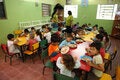 Crianças na hora da refeição em escola infantil