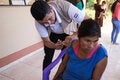 Mulher em local remoto recebe vacinação