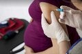 Embarazada recibiendo vacuna